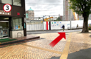浦和駅前交番の右にある横断歩道を渡り右に進みます。