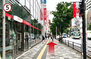 三菱UFJ銀行浦和支店を通過します。
